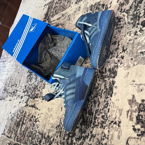 Men’s adidas Navy and Light Blue High-Top Sneakers forum size 7.5 - women’s 9 - Picture 3 of 8